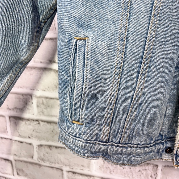 Like New |•LEVI'S•| Shearling Lined Denim Jean Jacket Size Medium - Picture 4 of 10